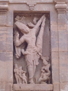 Pattadakal : Vishnou sous la forme de Trivikrama lance une jambe vers le ciel