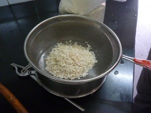 Rincez les flocons de riz